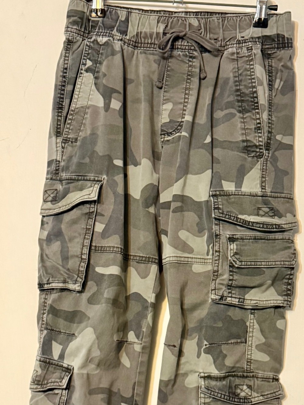 Women’s Hollister camo cargo pants XS
